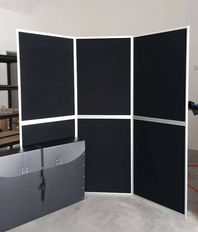 Papan Pameran Lipat Hitam dengan Kotak Bawa