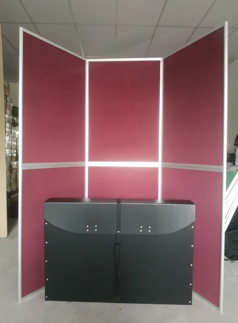 Set Booth Papan Pameran Maroon dengan Podium